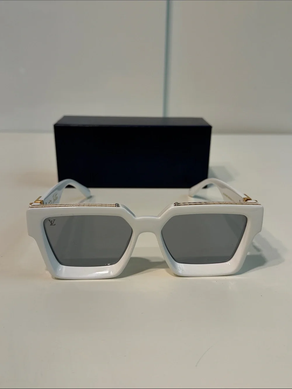 Gently used Men’s LOUIS VUITTON 1.1 Millionaire Sunglasses White Lv shades